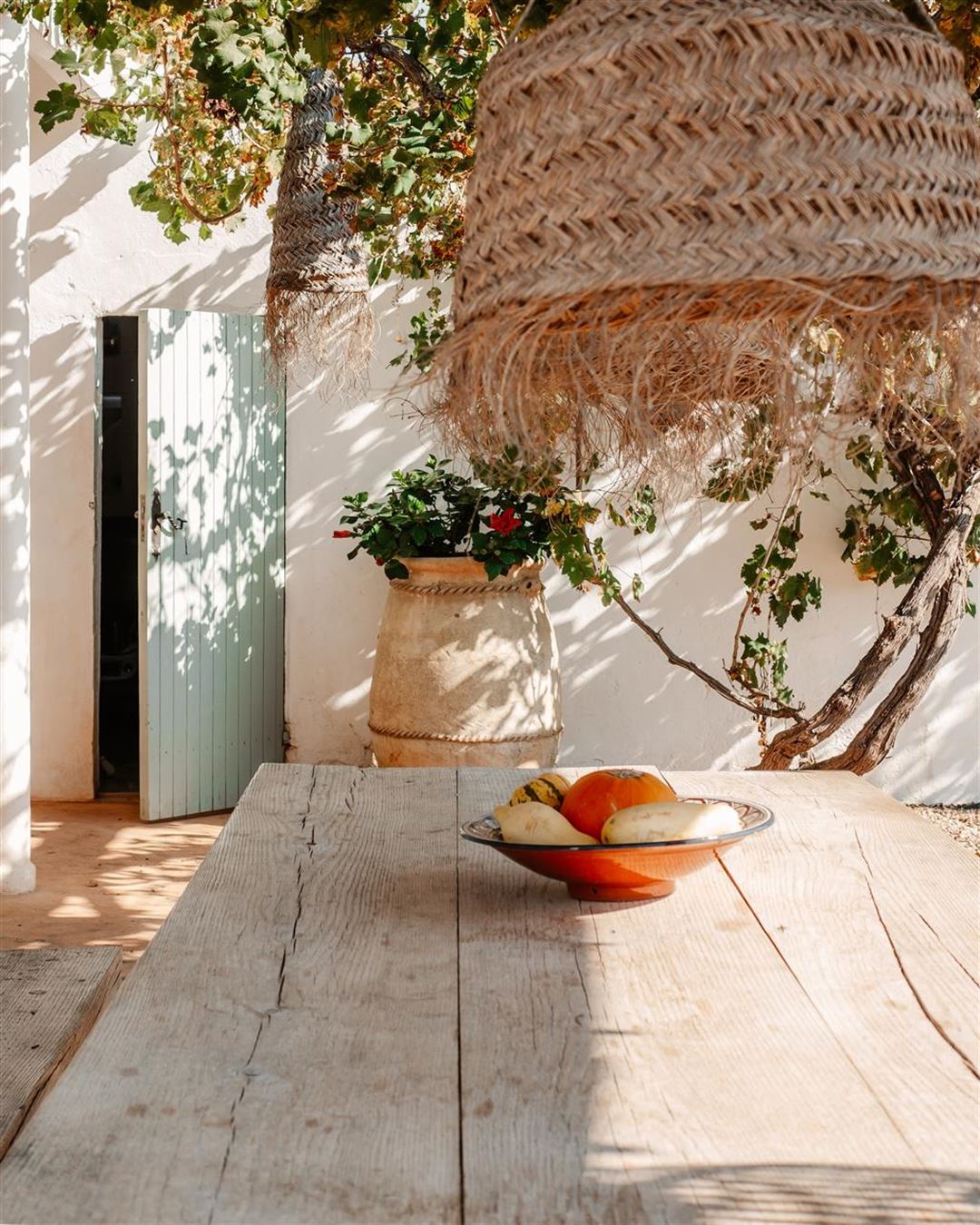 Nyd din mad udenfor med et havebord